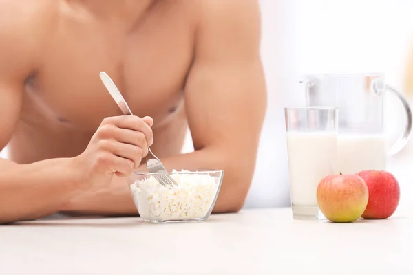 英俊的肌肉年轻男子在厨房的健康早餐 — 图库照片