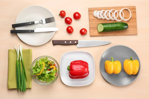 Composição Com Ingredientes Salada Vegetal Saborosa Mesa — Fotografia de Stock