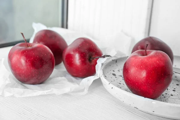 Reife Rote Äpfel Auf Der Fensterbank — Stockfoto