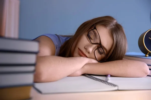 Müde Studentin schläft an ihrem Schreibtisch. Prüfungsvorbereitung — Stockfoto