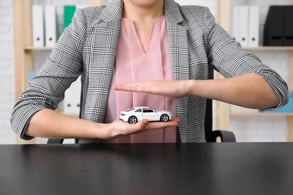妇女在办公室穿戴保护汽车模型 车辆保险 — 图库照片