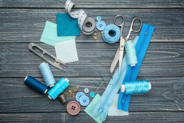 Renkli konu ve ahşap üzerinde dikiş aksesuarları