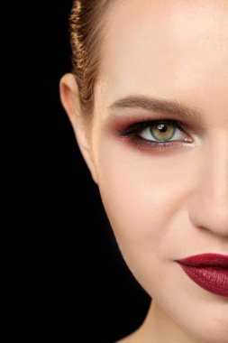 Siyah arka plan üzerine güzel makyaj kadınla. Profesyonel visage sanatçı çalışma