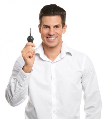 Beyaz arka plan üzerinde araba anahtarları ile mutlu genç adam