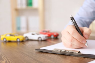 İşyerinde, closeup otomatik sigorta acentesi