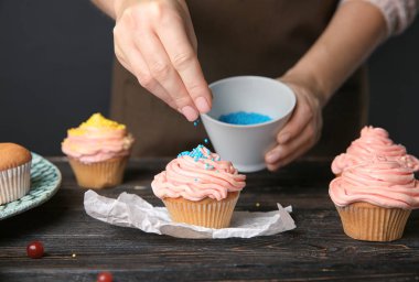 Bayan baker masada sprinkles ile lezzetli kek dekorasyon