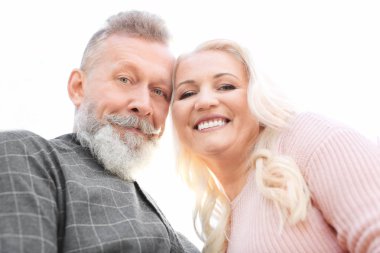 beyaz zemin üzerinde mutlu olgun çift