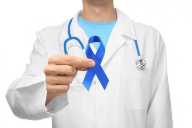 Doktor holding mavi kurdele beyaz arka planda, portre. Prostat Kanseri Bilinçlendirme