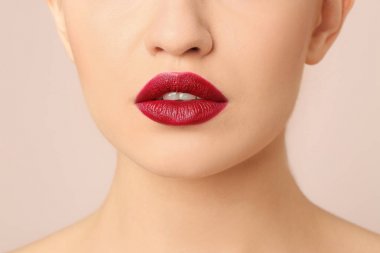 Açık renkli güzel makyaj kadınla. Profesyonel visage sanatçı çalışma