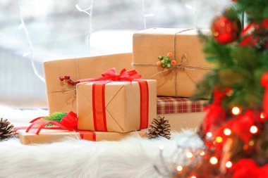 Pencere pervazına sarılmış hediyeler. Boxing Günü