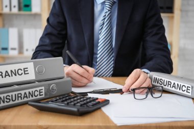 İşyerinde erkek sigorta acentesi