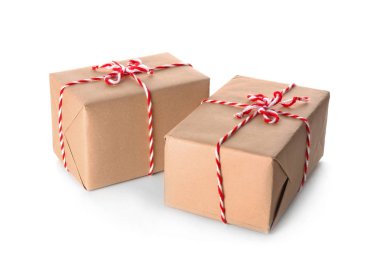 İki hediye kutuları üzerinde beyaz izole parsel