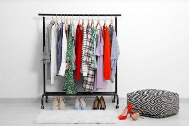 Soyunma odasında giysi koleksiyonu ile raf