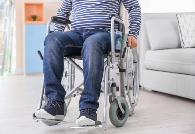 Adam tekerlekli sandalye kapalı