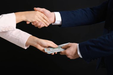 Siyah arka plan üzerine kadından rüşvet almakla işadamı
