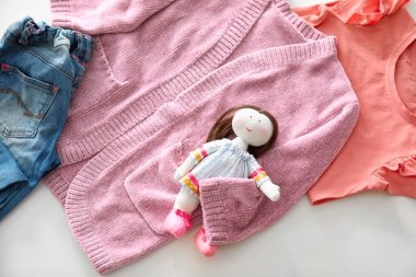 Işık arka plan üzerinde şık çocuk giysileri ile kompozisyon