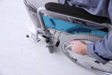 Adam tekerlekli sandalye kapalı