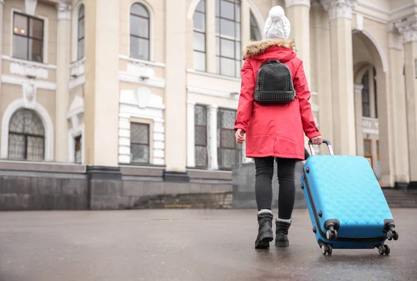 Fiatal turista a bőröndöt, a szabadban — Stock Fotó