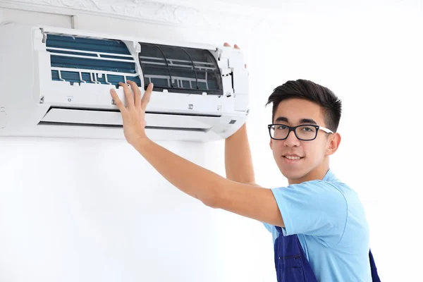 Techniker repariert Klimaanlage in Innenräumen — Stockfoto