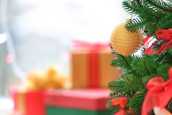 Árvore Natal Decorada Presentes Borrados Fundo Close Dia Boxe — Fotografia de Stock