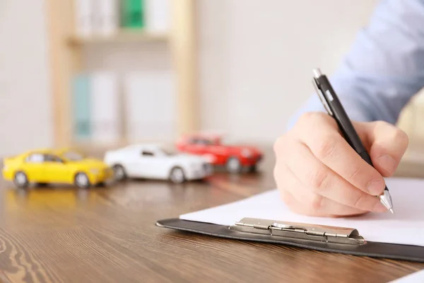 Agente Seguros Automóviles Lugar Trabajo Primer Plano —  Fotos de Stock