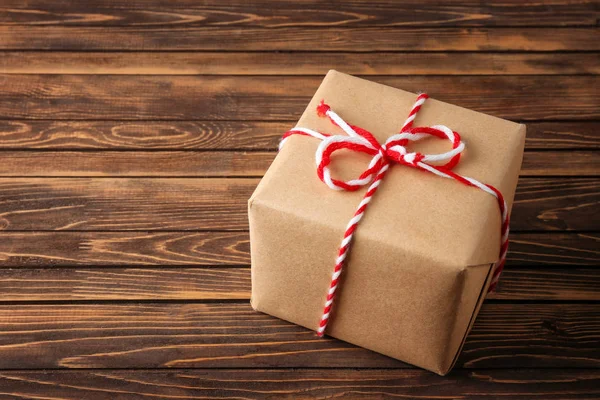 Paket Geschenk Box Auf Hölzerner Oberfläche — Stockfoto