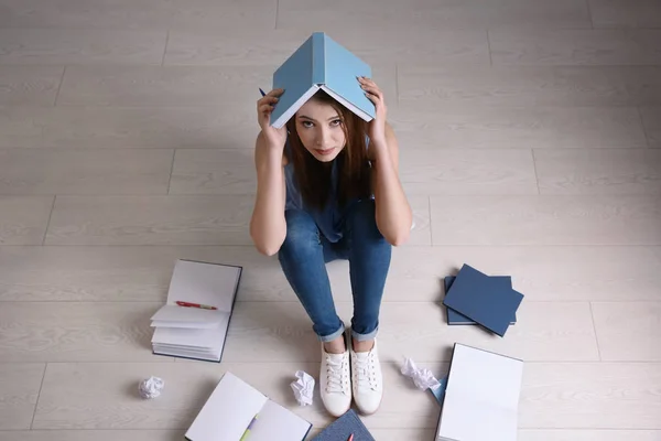 Gestresst student voorbereiding voor examen binnenshuis — Stockfoto