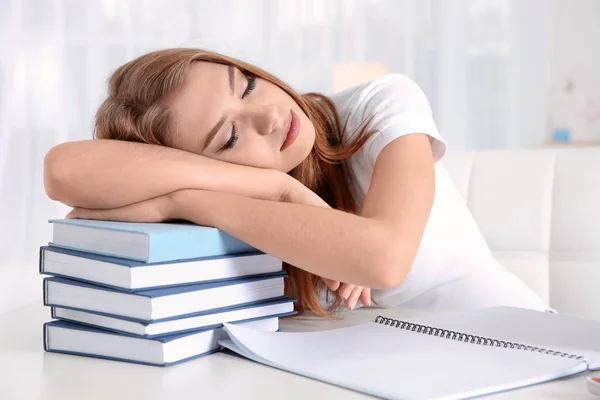 Κουρασμένος μαθητής στον ύπνο στη στοίβα των βιβλίων στο γραφείο της. Προετοιμασία για εξετάσεις — Φωτογραφία Αρχείου
