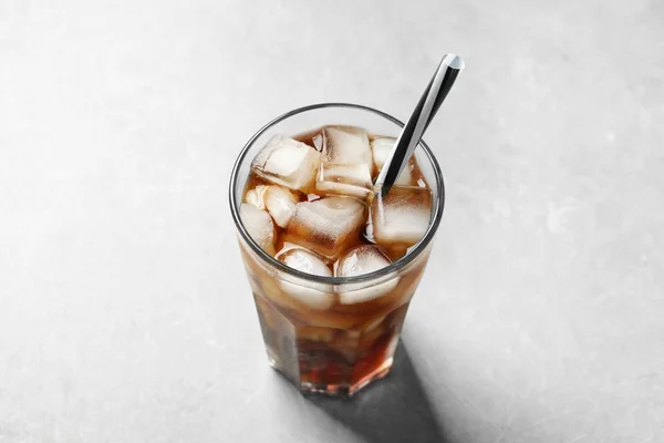 Cola fria em vidro sobre fundo claro — Fotografia de Stock