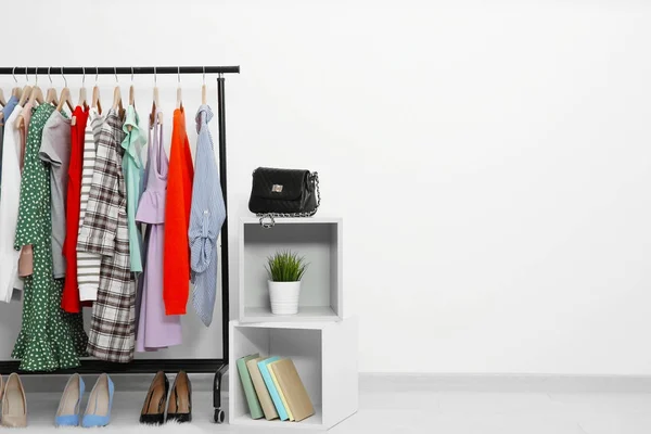 Rack Med Insamling Kläder Omklädningsrum — Stockfoto