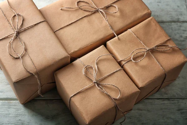 Cajas de regalo de paquete sobre fondo de madera — Foto de Stock