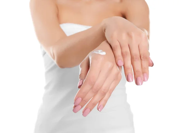 Mujer joven aplicando crema de manos sobre fondo blanco, primer plano — Foto de Stock