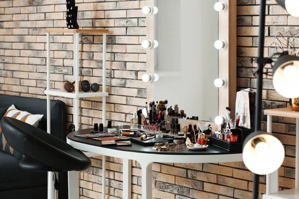 化妆室梳妆台上的装饰化妆品和工具 — 图库照片