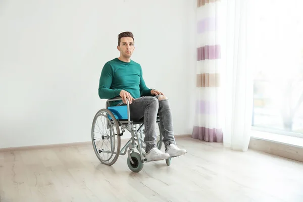 Jeune homme en fauteuil roulant à l'intérieur — Photo