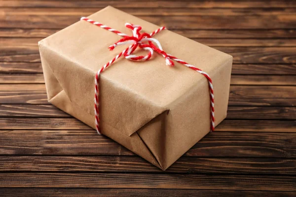 Paket Geschenk Box Auf Hölzerner Oberfläche — Stockfoto