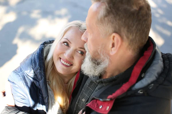 Glücklich reif pärchen draußen — Stockfoto