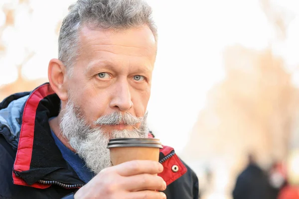 Volwassen man buiten koffie drinken op herfstdag — Stockfoto