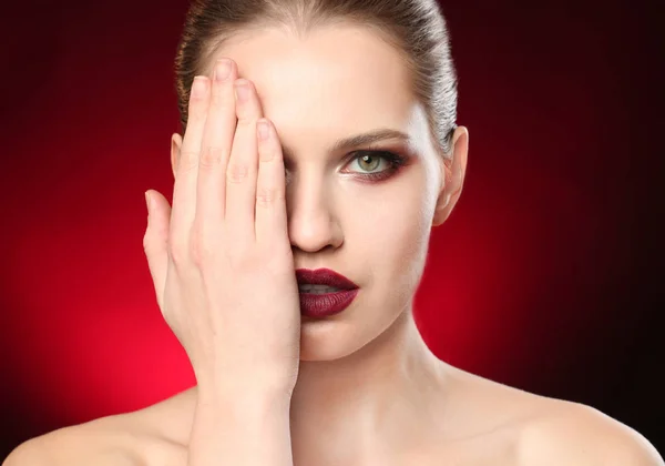 Vrouw met mooie make-up op donkere achtergrond. Werk van de kunstenaar professionele visage — Stockfoto