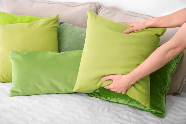 Žena dát polštář na posteli, closeup — Stock fotografie