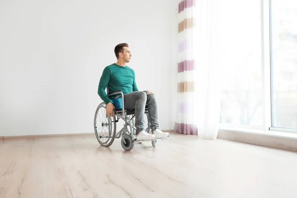 Jeune homme en fauteuil roulant à l'intérieur — Photo