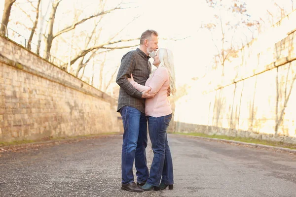 Feliz pareja madura abrazándose al aire libre — Foto de Stock