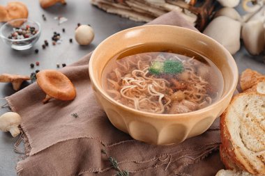 Tablo üzerinde mantar çorbası ile kase