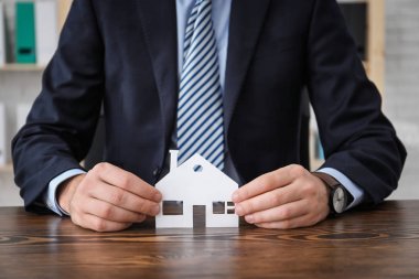 Ofis giyim ev modeli ile adam. Ev sigortası