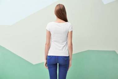 Renk arka plan üzerinde beyaz t-shirt genç kadın. Mockup tasarım için