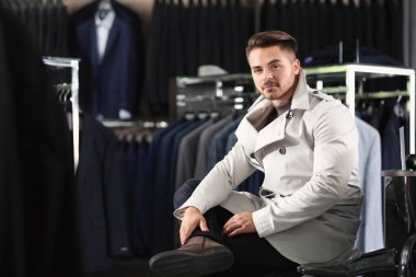 Delikanlı erkek giyim mağazasında şık ceket