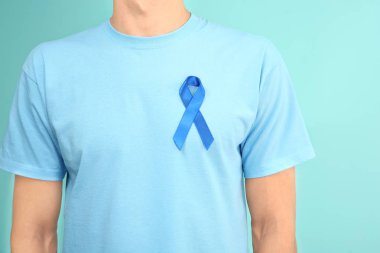 Mavi Şerit renk arka plan, closeup üzerinde olan adam. Prostat Kanseri Bilinçlendirme