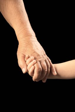 Yaşlı adam ve bebek koyu arka plan üzerinde