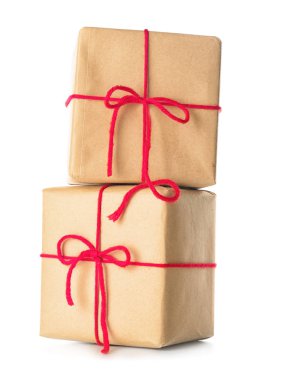 İki hediye kutuları üzerinde beyaz izole parsel