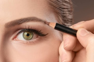Profesyonel visage sanatçı kadının yüzünde, closeup makyaj uygulamak