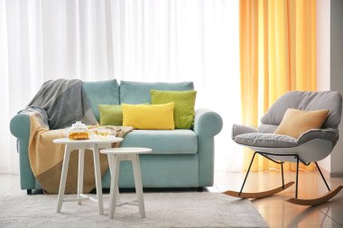 Rahat ve yumuşak yastık ile oturma odası iç